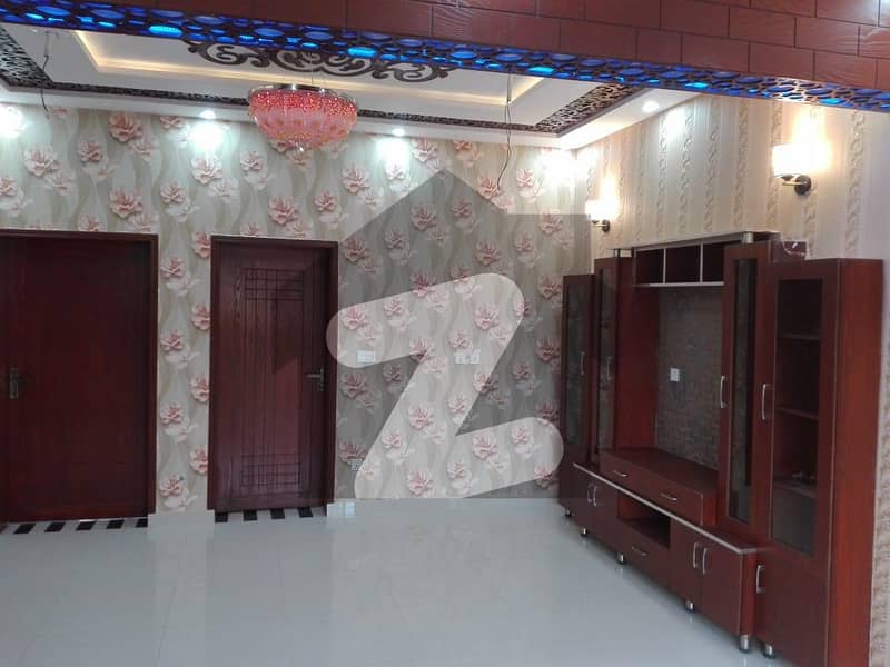 جوہر ٹاؤن لاہور میں 5 کمروں کا 10 مرلہ مکان 3.9 کروڑ میں برائے فروخت۔