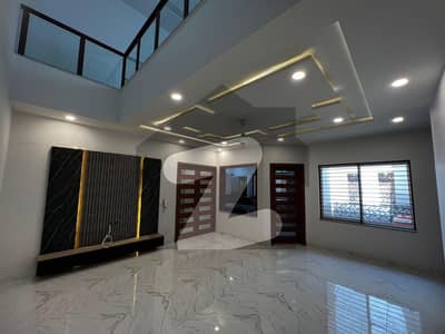 ستارہ سپنا سٹی فیصل آباد میں 4 کمروں کا 10 مرلہ مکان 4.75 کروڑ میں برائے فروخت۔
