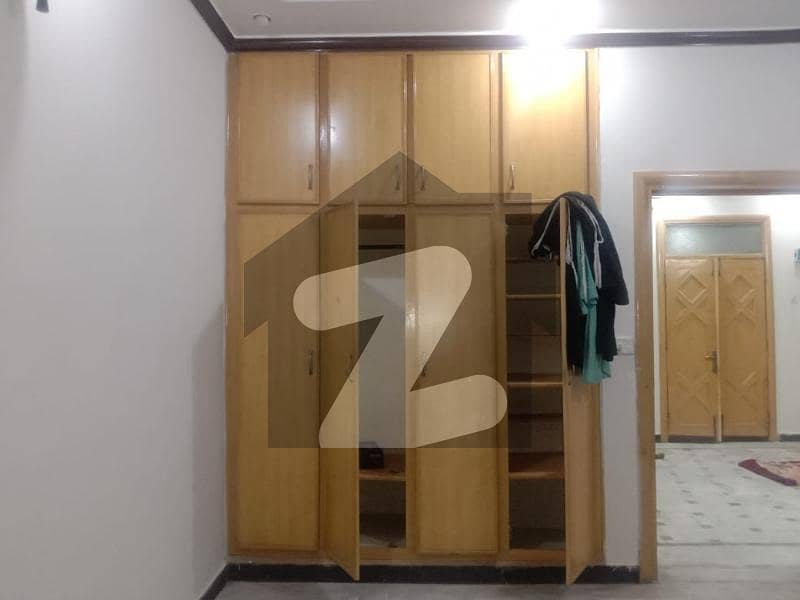 الحرم ماڈل ٹاؤن پشاور میں 5 کمروں کا 5 مرلہ بالائی پورشن 35 ہزار میں کرایہ پر دستیاب ہے۔
