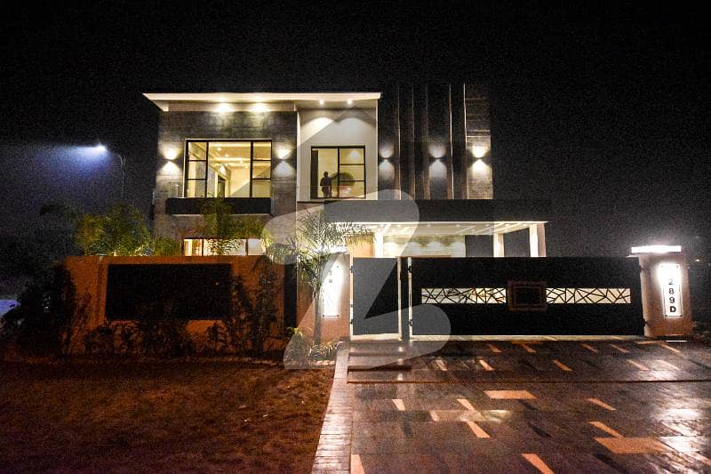 ڈی ایچ اے فیز 8 - بلاک وی فیز 8 ڈیفنس (ڈی ایچ اے) لاہور میں 7 کمروں کا 1.1 کنال مکان 11.75 کروڑ میں برائے فروخت۔