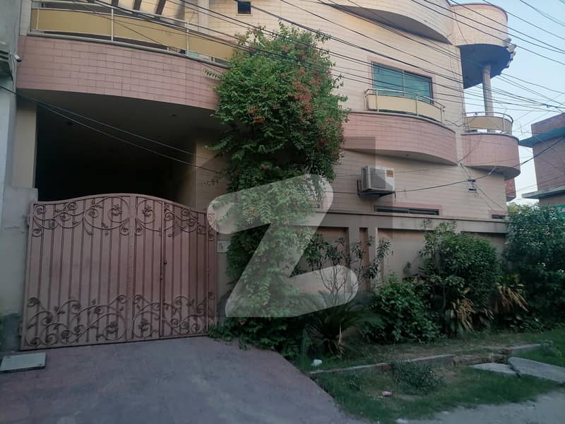 کینال بینک ہاؤسنگ سکیم لاہور میں 5 کمروں کا 10 مرلہ مکان 3.5 کروڑ میں برائے فروخت۔