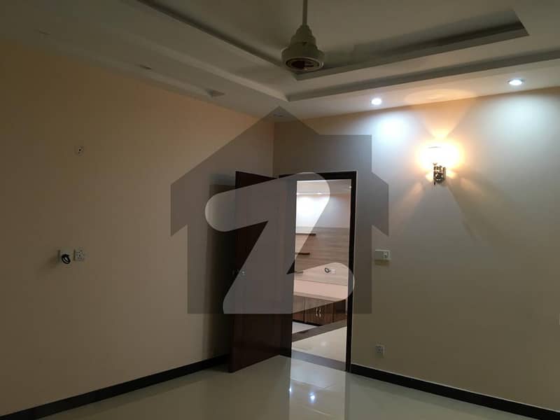سپر ٹاون لاہور میں 3 کمروں کا 5 مرلہ مکان 1.75 کروڑ میں برائے فروخت۔