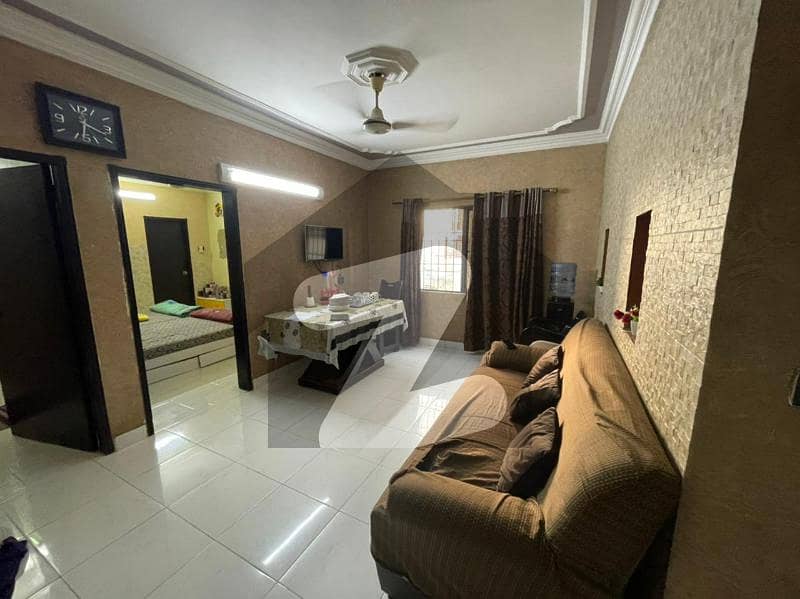 کلفٹن ۔ بلاک 9 کلفٹن کراچی میں 3 کمروں کا 7 مرلہ فلیٹ 2.25 کروڑ میں برائے فروخت۔