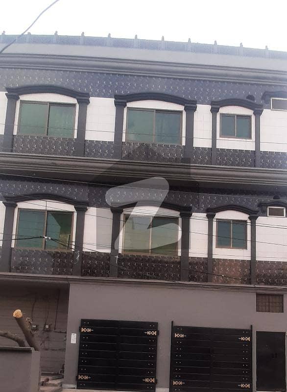 ستیانہ روڈ فیصل آباد میں 10 کمروں کا 7 مرلہ عمارت 5.25 کروڑ میں برائے فروخت۔