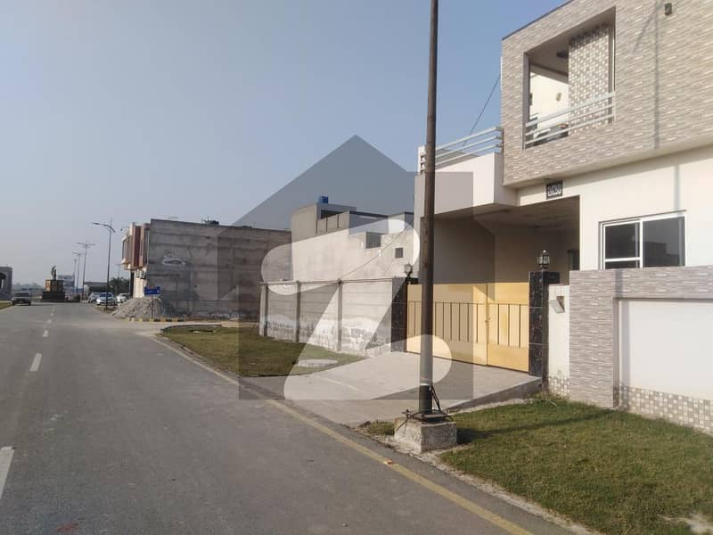 Ideally Located House Of 5 Marla Is Available For sale In Faisalabad