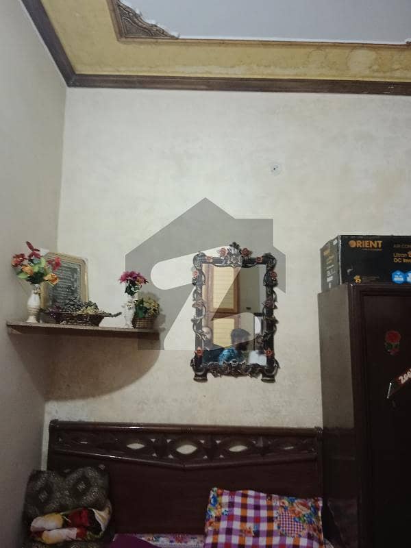 مسلم ٹاؤن فیصل آباد میں 3 کمروں کا 4 مرلہ مکان 28 ہزار میں کرایہ پر دستیاب ہے۔