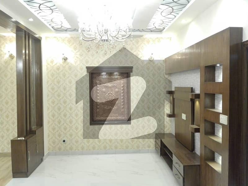 پی آئی اے ہاؤسنگ سکیم لاہور میں 5 کمروں کا 15 مرلہ مکان 4.25 کروڑ میں برائے فروخت۔