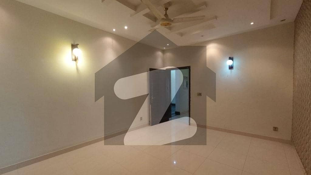4500 Square Feet House Ideally Situated In Agrics Town