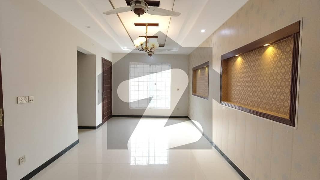 سوان گارڈن اسلام آباد میں 7 کمروں کا 14 مرلہ مکان 3.7 کروڑ میں برائے فروخت۔