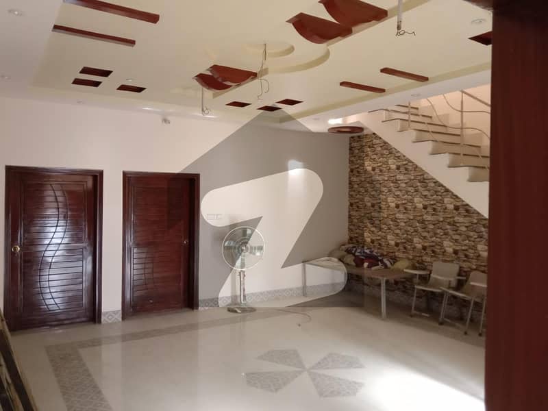 گلستانِ سجاد حیدر آباد میں 7 کمروں کا 8 مرلہ مکان 3 کروڑ میں برائے فروخت۔