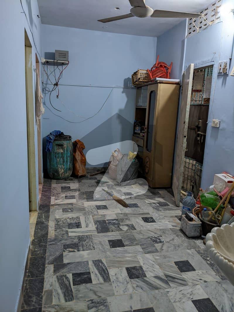 موسآئیی لین لیاری ٹاؤن کراچی میں 2 کمروں کا 3 مرلہ فلیٹ 21.5 لاکھ میں برائے فروخت۔