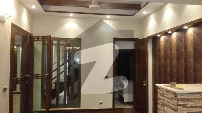 ڈی ایچ اے فیز 5 - بلاک ایل فیز 5 ڈیفنس (ڈی ایچ اے) لاہور میں 4 کمروں کا 10 مرلہ مکان 4.25 کروڑ میں برائے فروخت۔