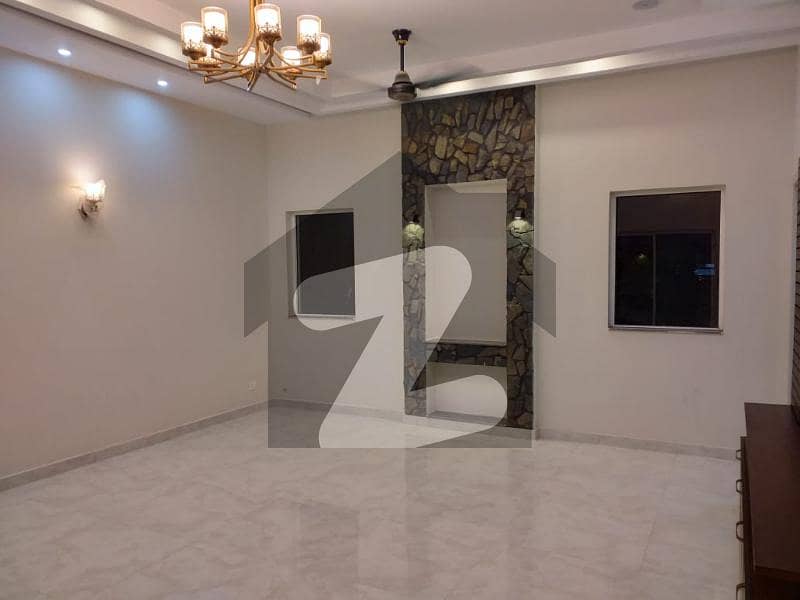 ڈی ایچ اے فیز 8 ڈیفنس (ڈی ایچ اے) لاہور میں 8 کمروں کا 1 کنال مکان 12 کروڑ میں برائے فروخت۔