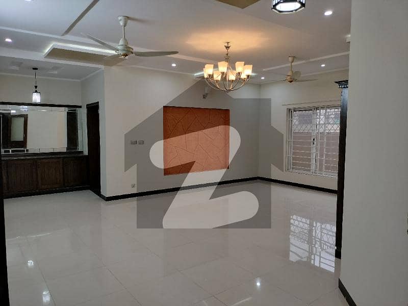 1 Kanal Beautiful House Available For Rent