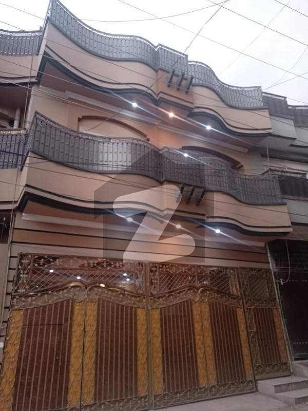 الحرم ماڈل ٹاؤن پشاور میں 8 کمروں کا 6 مرلہ مکان 2.5 کروڑ میں برائے فروخت۔