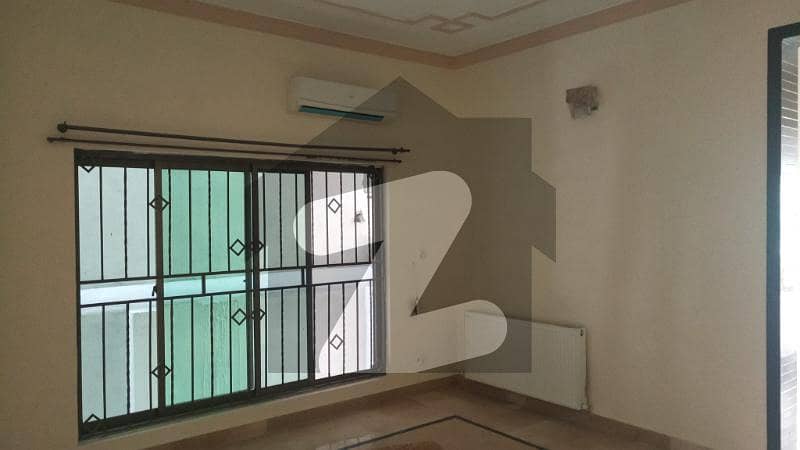 F-11 Ground Floor With Saprate Gate 3 Bed Attached Bath Dd Tvl Kitchen & Servant Room