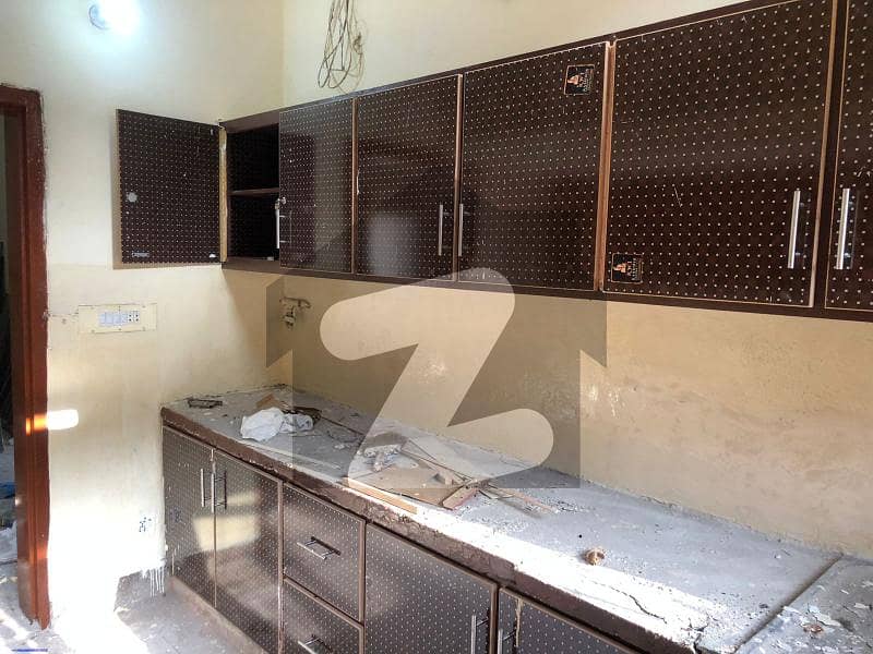 7 Marla Upper Portion For Rent Near Karim Market Without Roof