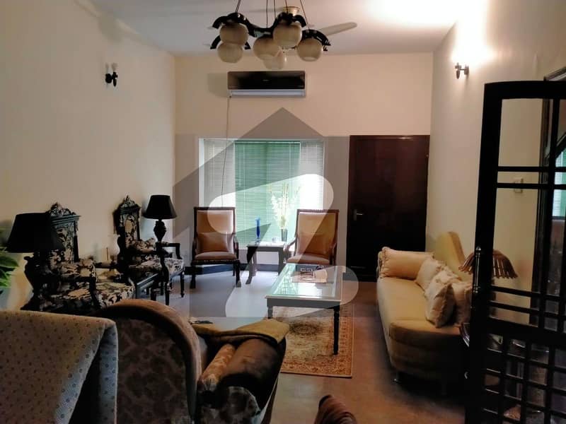 سلطان ٹاؤن لاہور میں 6 کمروں کا 10 مرلہ مکان 3.1 کروڑ میں برائے فروخت۔