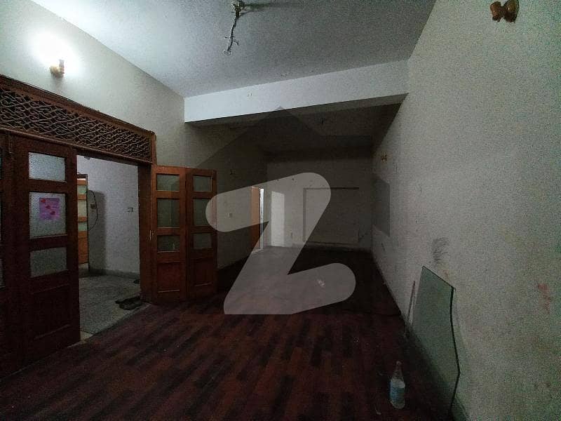 علامہ اقبال ٹاؤن ۔ جہانزیب بلاک علامہ اقبال ٹاؤن لاہور میں 2 کمروں کا 5 مرلہ زیریں پورشن 30 ہزار میں کرایہ پر دستیاب ہے۔