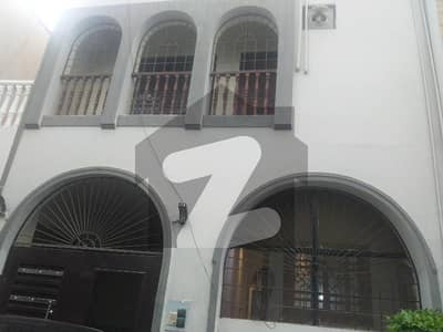 کلفٹن ۔ بلاک 9 کلفٹن کراچی میں 4 کمروں کا 11 مرلہ مکان 5.4 کروڑ میں برائے فروخت۔