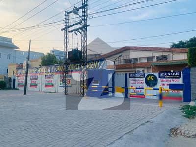 2 Kanal Semi Commercial Building On Main 200 Ft Road
