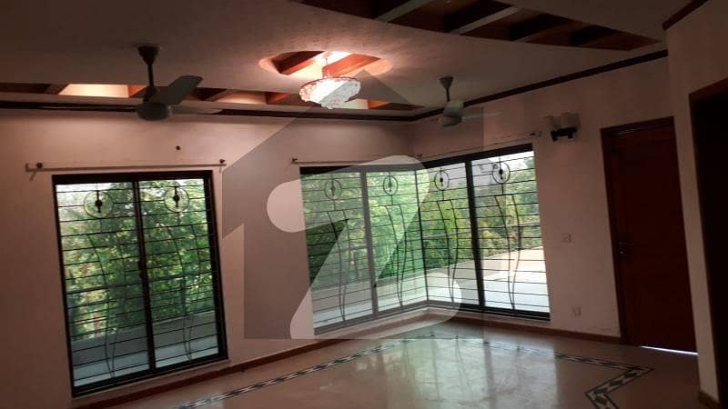 In DHA Phase 4 Upper Portion For rent Sized 1 Kanal