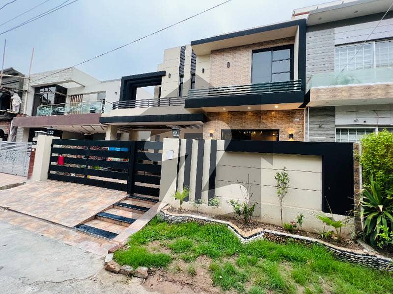 10 MARLA BRAND NEW LUXURY BUNGALOW AVAILABLE FOR SALE IN STATE LIFE SOCIETY