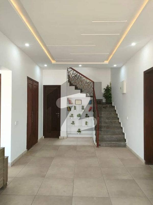 10 Marla House Ideally Situated In Officers Colony