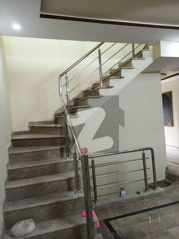 وکیل کالونی اسلام آباد ہائی وے راولپنڈی میں 5 کمروں کا 7 مرلہ مکان 1.67 کروڑ میں برائے فروخت۔