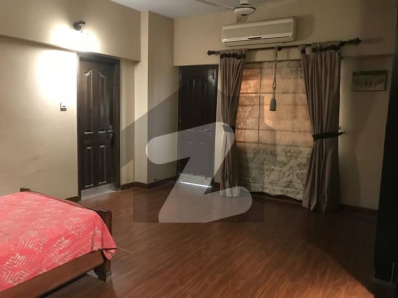 یونیورسٹی روڈ کراچی میں 4 کمروں کا 14 مرلہ فلیٹ 3 کروڑ میں برائے فروخت۔