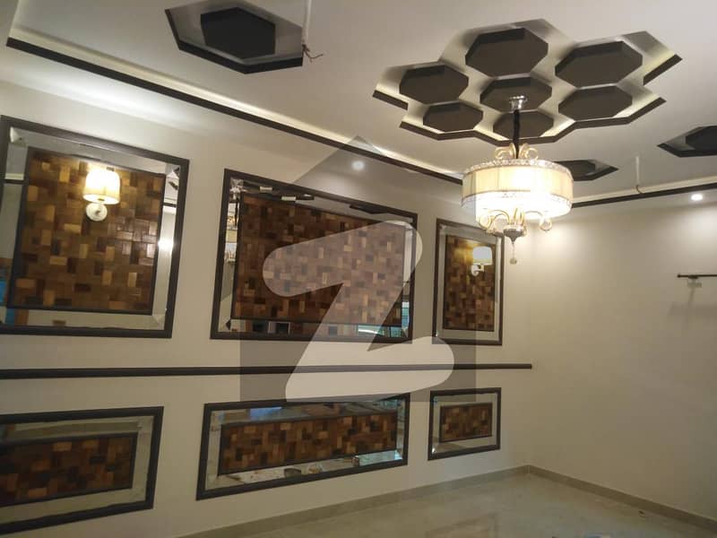 حیات آباد پشاور میں 7 کمروں کا 1 کنال مکان 11.2 کروڑ میں برائے فروخت۔