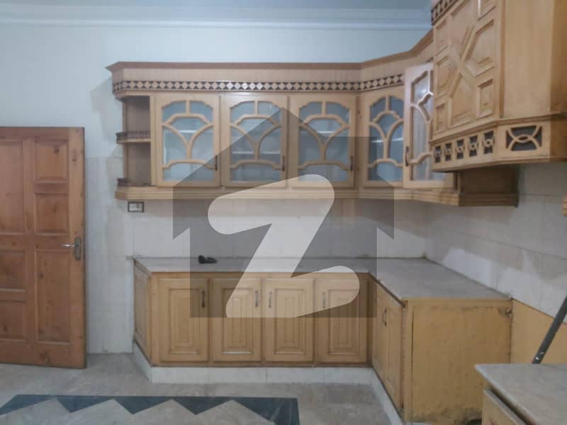 حیات آباد پشاور میں 7 کمروں کا 1 کنال مکان 11.4 کروڑ میں برائے فروخت۔