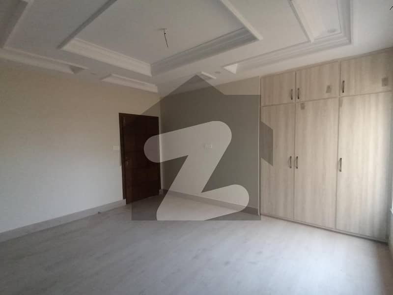 گلشن بشیر ملتان میں 3 کمروں کا 10 مرلہ مکان 1.2 کروڑ میں برائے فروخت۔
