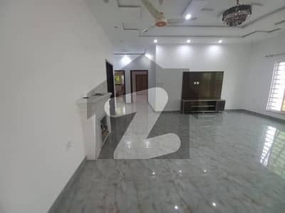 لیک سٹی ۔ سیکٹر ایم ۔ 3اے لیک سٹی رائیونڈ روڈ لاہور میں 6 کمروں کا 1 کنال مکان 6.5 کروڑ میں برائے فروخت۔