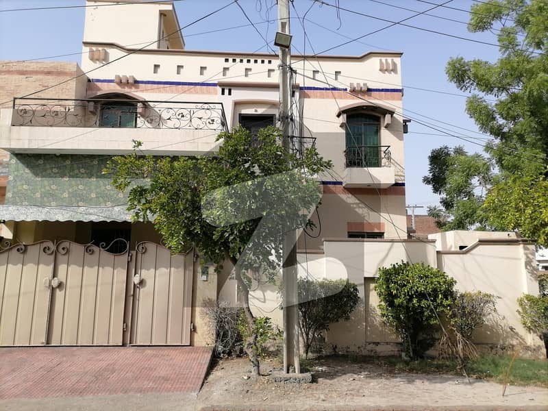 Ideal House In Faisalabad's Top Location