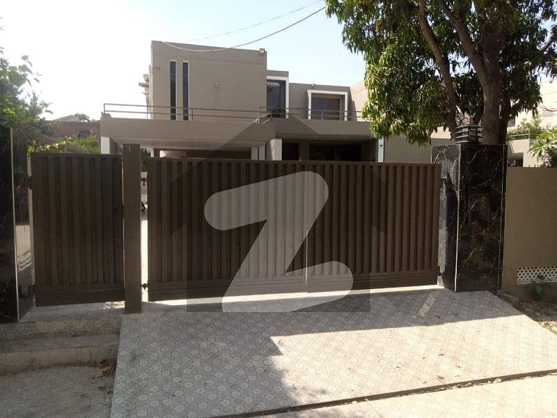 ڈی ایچ اے فیز 2 - بلاک آر فیز 2 ڈیفنس (ڈی ایچ اے) لاہور میں 8 کمروں کا 2 کنال مکان 3.5 لاکھ میں کرایہ پر دستیاب ہے۔