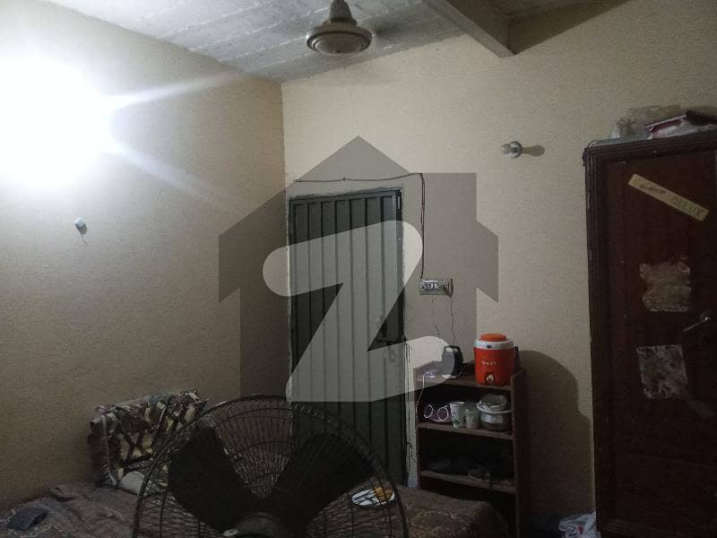 علی ٹاؤن لاہور میں 1 کمرے کا 1 مرلہ کمرہ 10 ہزار میں کرایہ پر دستیاب ہے۔