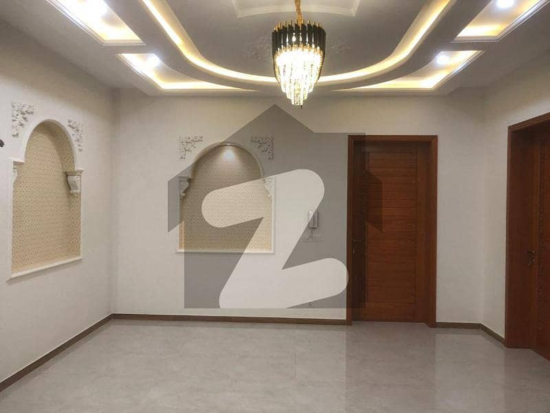 طارق گارڈنز لاہور میں 5 کمروں کا 10 مرلہ مکان 4 کروڑ میں برائے فروخت۔