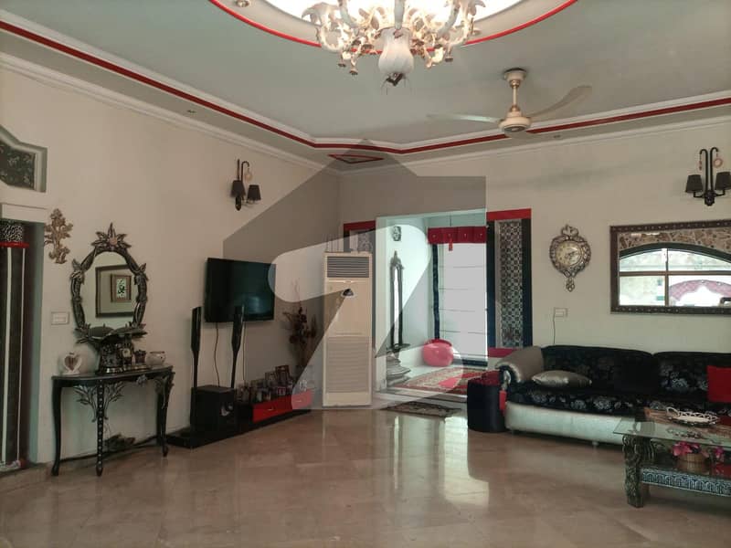 کینال ویو بلاک اے کینال ویو لاہور میں 6 کمروں کا 2.2 کنال مکان 12 کروڑ میں برائے فروخت۔