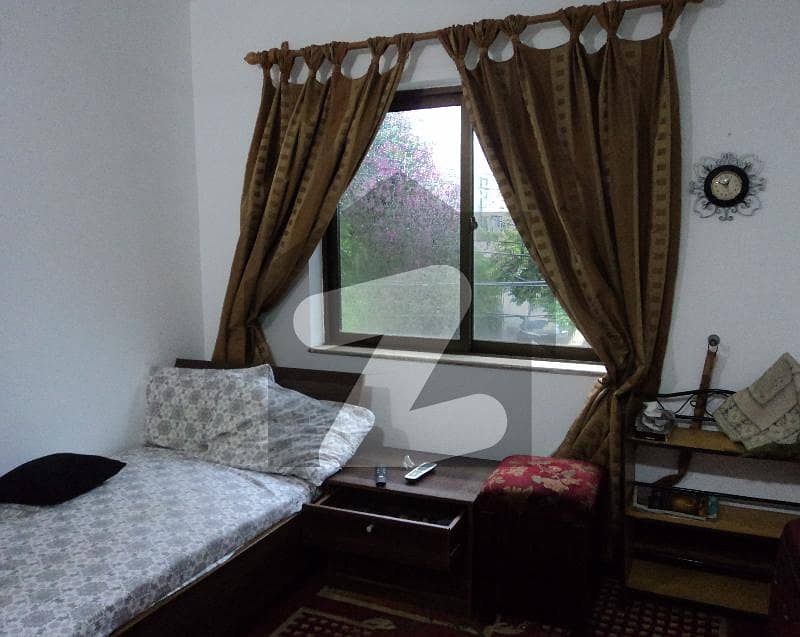 In Gulberg 4 Of Lahore, A 350 Square Feet Room Is Available
