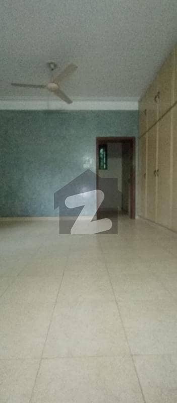 کینٹ لاہور میں 4 کمروں کا 1 کنال مکان 1.8 لاکھ میں کرایہ پر دستیاب ہے۔
