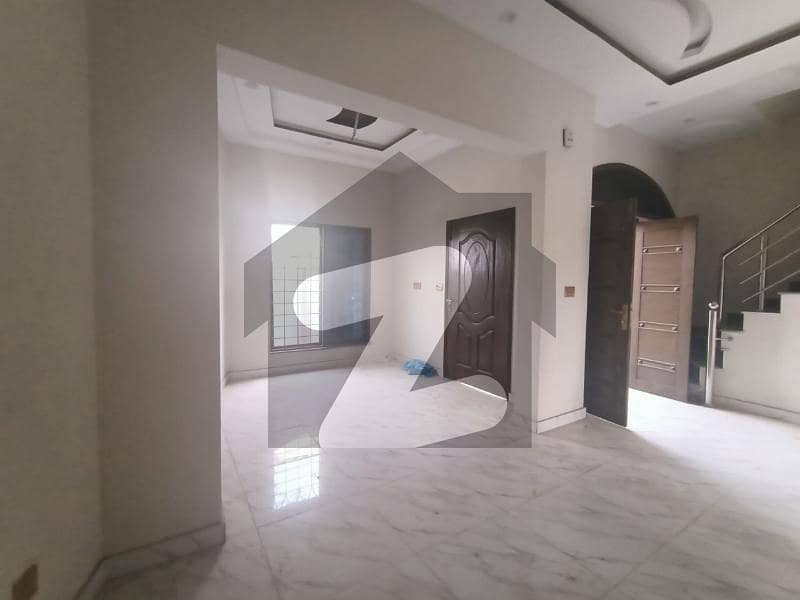 گرینڈ ایوینیوز ہاؤسنگ سکیم لاہور میں 2 کمروں کا 5 مرلہ مکان 21 ہزار میں کرایہ پر دستیاب ہے۔