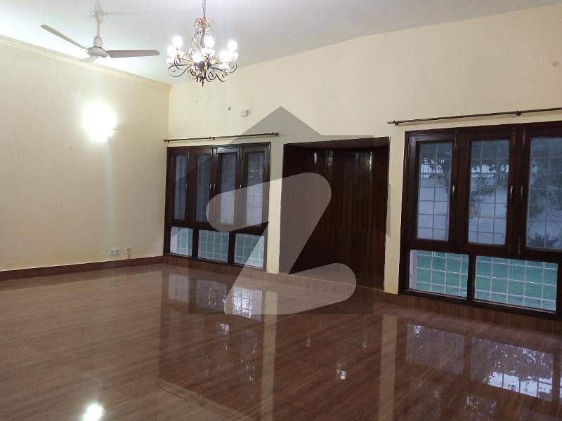 1000 Sq Yd Single Storey With Huge Green Lawn 4 Beds Luxury House For Rent In F8