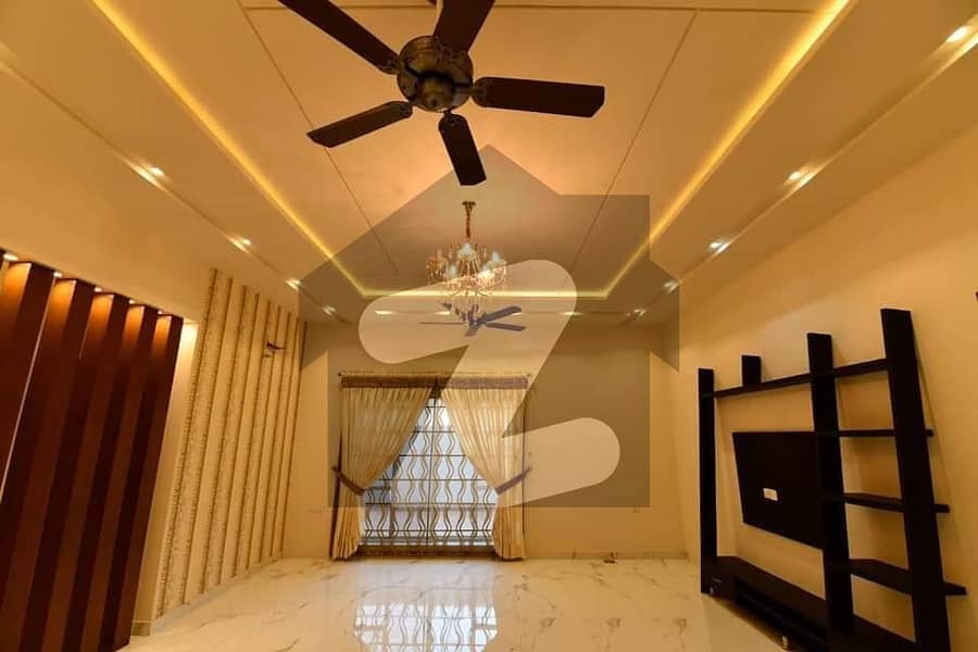 ٹیک ٹاؤن (ٹی این ٹی کالونی) ستیانہ روڈ فیصل آباد میں 5 کمروں کا 1 کنال مکان 4.35 کروڑ میں برائے فروخت۔