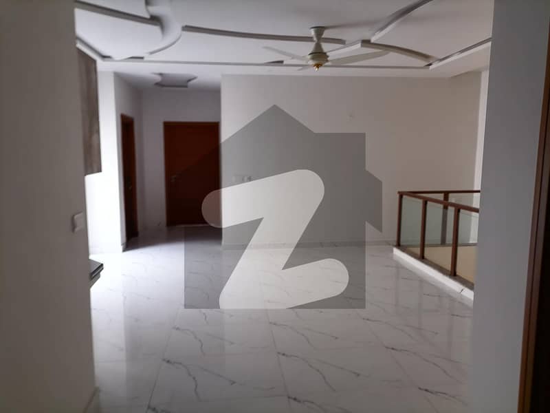 ٹیک ٹاؤن (ٹی این ٹی کالونی) ستیانہ روڈ فیصل آباد میں 5 کمروں کا 1 کنال مکان 4.35 کروڑ میں برائے فروخت۔