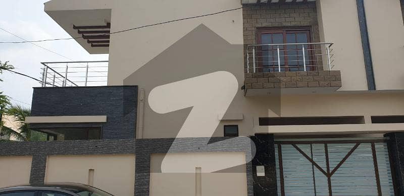 باتھ آئی لینڈ کراچی میں 4 کمروں کا 9 مرلہ مکان 7.5 کروڑ میں برائے فروخت۔
