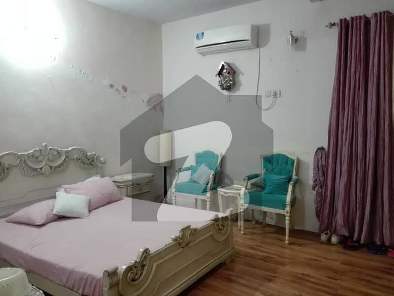 ماڈل ٹاؤن ۔ بلاک ای ماڈل ٹاؤن لاہور میں 4 کمروں کا 2 کنال مکان 15 کروڑ میں برائے فروخت۔