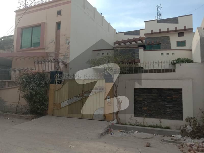 خیابان کالونی 2 فیصل آباد میں 4 کمروں کا 9 مرلہ مکان 1.75 کروڑ میں برائے فروخت۔