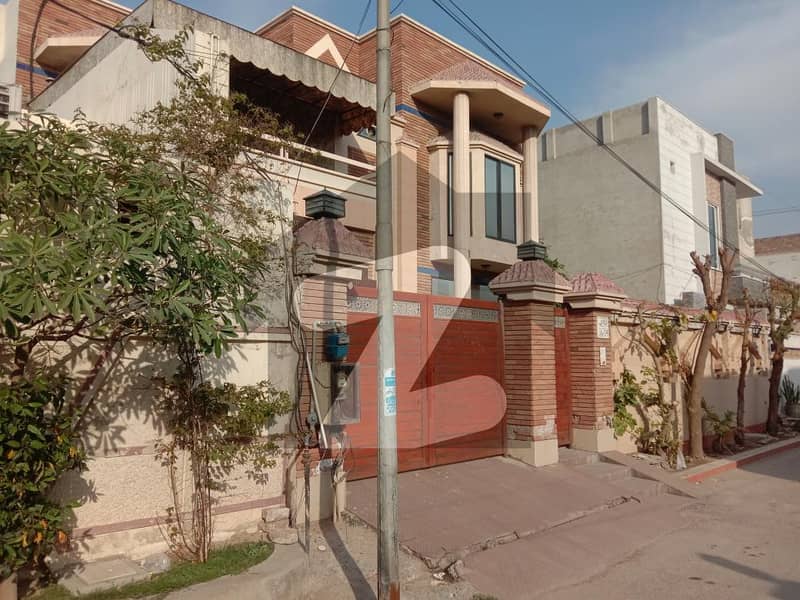 خیابانِ کالونی فیصل آباد میں 5 کمروں کا 14 مرلہ مکان 3.5 کروڑ میں برائے فروخت۔