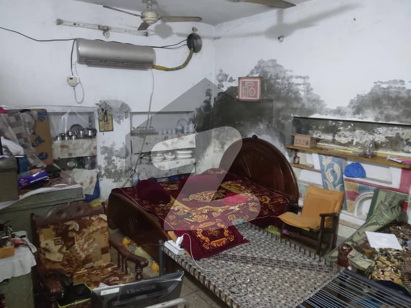 کھوکھر ٹاؤن لاہور میں 2 کمروں کا 4 مرلہ مکان 60 لاکھ میں برائے فروخت۔